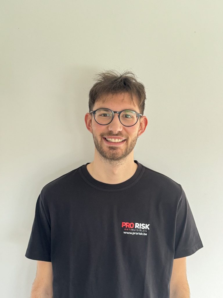 Homme souriant en T-shirt noir