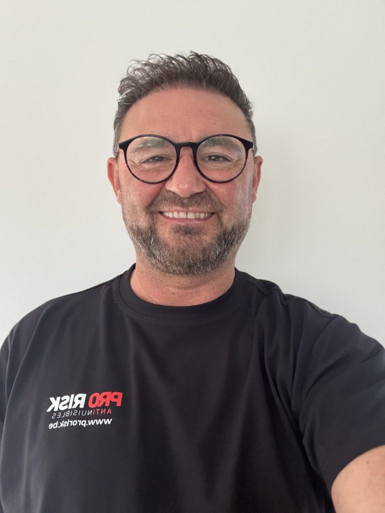 Homme souriant en t-shirt noir